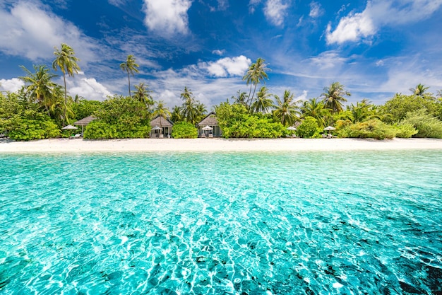 Praia ensolarada paradisíaca, areia branca, coqueiros e mar turquesa na ilha tropical. Férias de verão