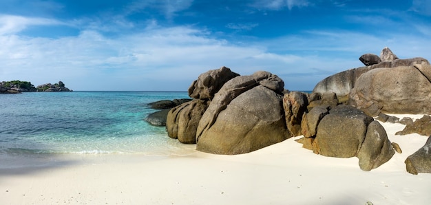 Praia entre rochas nas ilhas Similan