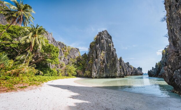 Foto praia escondida vazia na luz do sol da manhã em el nido palawan filipinas destino de férias de férias