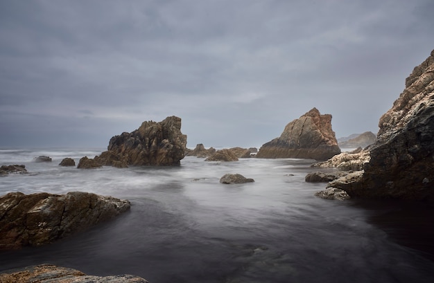 Praia espanhola na costa norte da espanha