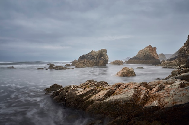 Praia espanhola na costa norte da Espanha