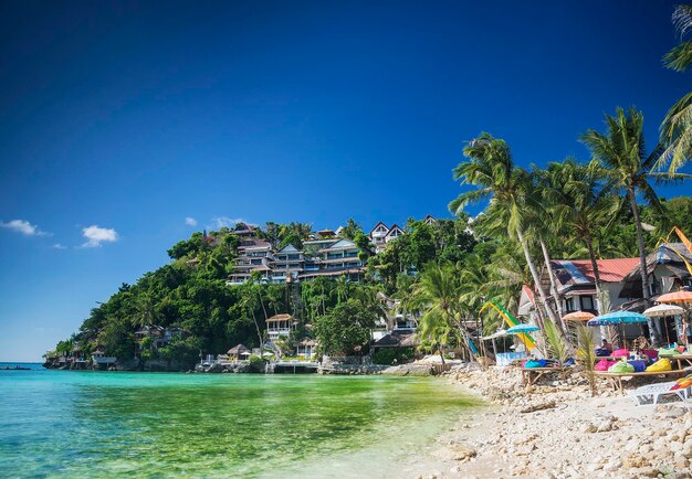 Praia exótica de Diniwid no paraíso tropical de Boracay, Filipinas