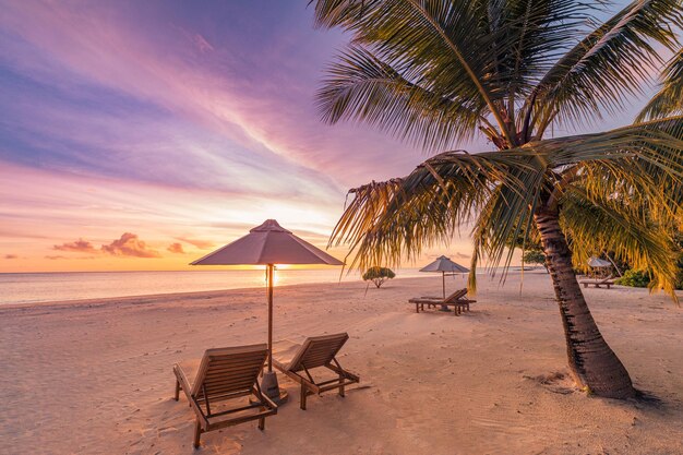 Praia incrível. Cadeiras românticas Sandy Beach Sea Sky. Férias de férias de verão de casal para turismo