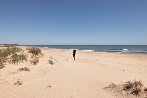 Praia Isla Cristina Huelva Espanha Um céu azul e areia fina Conceito das melhores praias