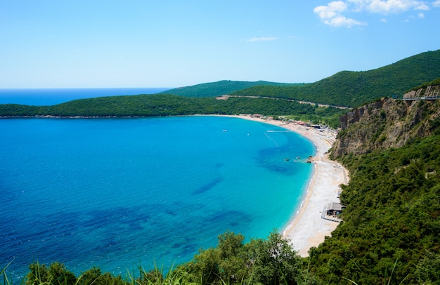 Praia Jaz Mar Adriático. Vista superior da montanha. Dia ensolarado