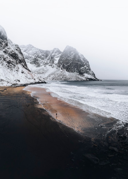 Praia kvalvika nas ilhas lofoten, noruega