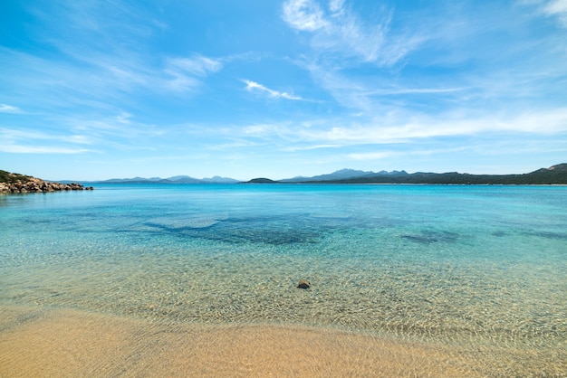 Praia la celvia em um dia claro