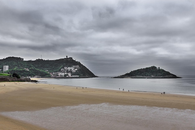 Praia La Concha no País Basco de San Sebastian