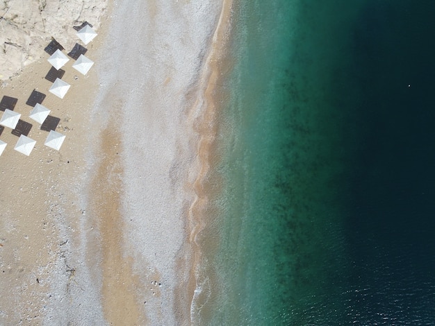 Praia linda com água azul cristalina