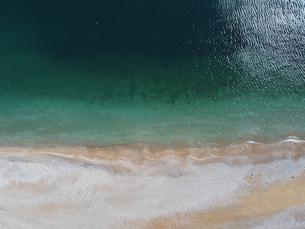 Praia linda com água azul cristalina