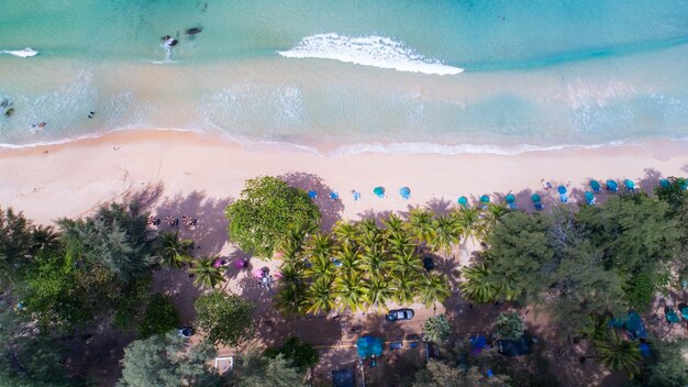 Praia linda e incrível vista aérea do mar de uma praia tropical na bela ilha de phuket. localizada na praia de surin, phuket, tailândia em 30 de outubro de 2021