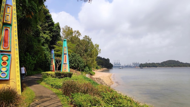 Praia localizada na ilha de Sentosa, Singapura