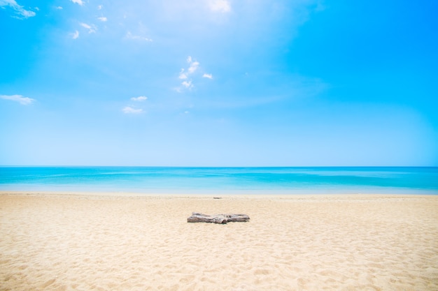 Foto praia mai khao, phuket em um dia claro, tailândia