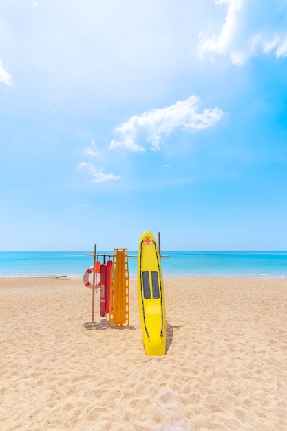 Praia Mai Khao, Phuket Em um dia claro, Tailândia