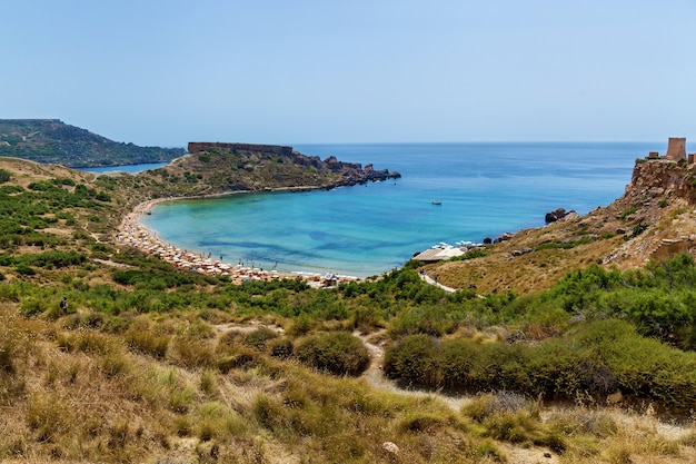 Praia maltesa. Litoral de Malta. Baía de Ghajn tuffieha no verão. Resort tropical. Panorama