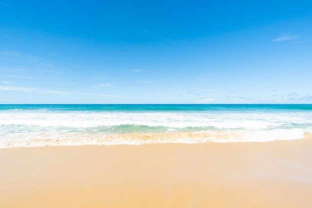 Praia mar areia sol água onda fundo do céu azul