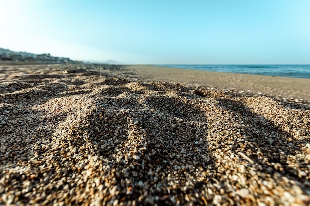 Praia, mar azul, ondas. Laptop, descanso, caminhada na praia.