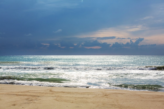 Praia marítima com tempestade