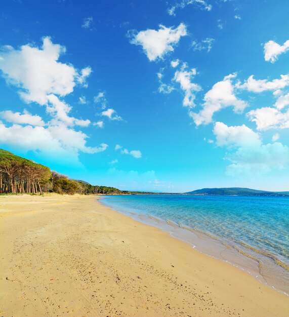 Praia Mugoni em um dia nublado na Sardenha