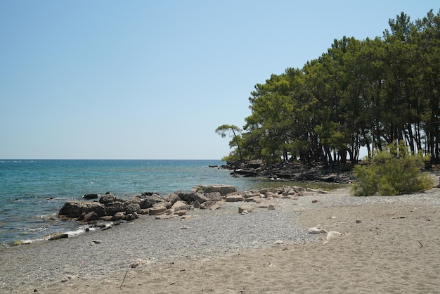 Praia na costa mediterrânea de Antalya Turkiye