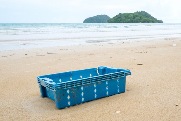 Praia na Tailândia arruinada por poluição pesada de plástico