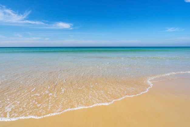 Praia na temporada de verão em karon beach Phuket. Praia vazia deserta.