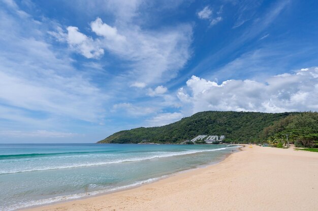 Praia na temporada de verão na praia de naiharn Phuket em 27 de outubro de 2121 Viagem de conceito e passeio Praia vazia A praia de Naiharn é um famoso destino turístico na ilha de Phuket