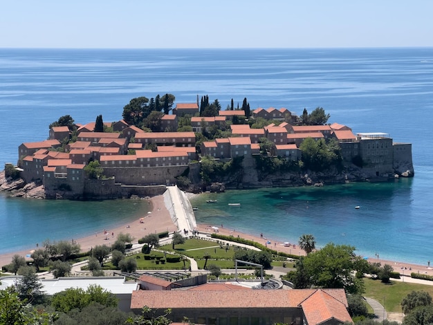 Praia no istmo para a ilha de sveti stefan montenegro