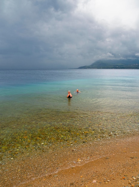 Praia no Mar Egeu na Grécia antes da chuva e trovoada