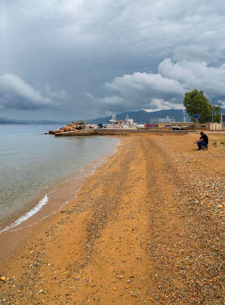 Praia no Mar Egeu na Grécia antes da chuva e trovoada