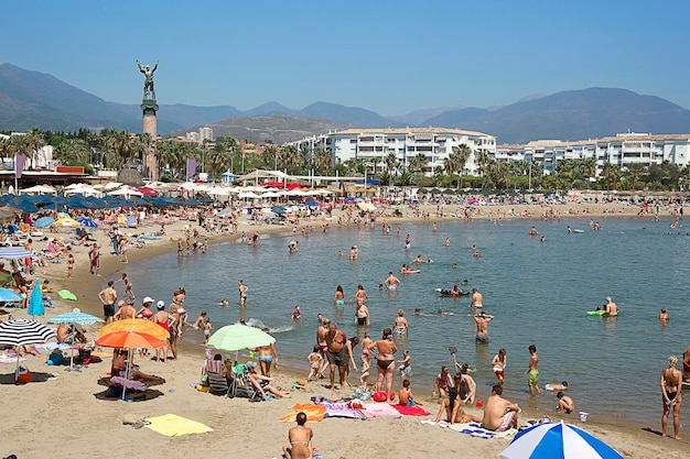 Praia no resort de luxo Puerto Banus (Espanha)