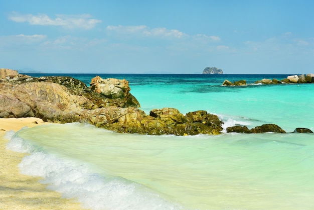 Foto praia paradisíaca em koh maiton, uma ilha de praia particular em phuket, tailândia