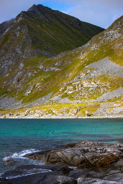 praia paradisíaca entre as poderosas falésias norueguesas, famosa praia de haukland nas ilhas lofoten