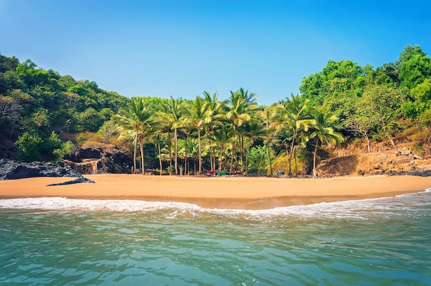 Foto praia paradisíaca, gokarna, bela vista do mar com praias vazias e areia limpa