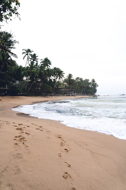 Praia paradisíaca no meio da selva na Ásia