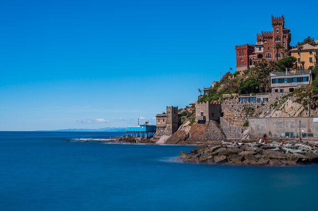 Praia, penhasco e vila de pescadores de Vernazzola perto do centro de Gênova, na Riviera italiana