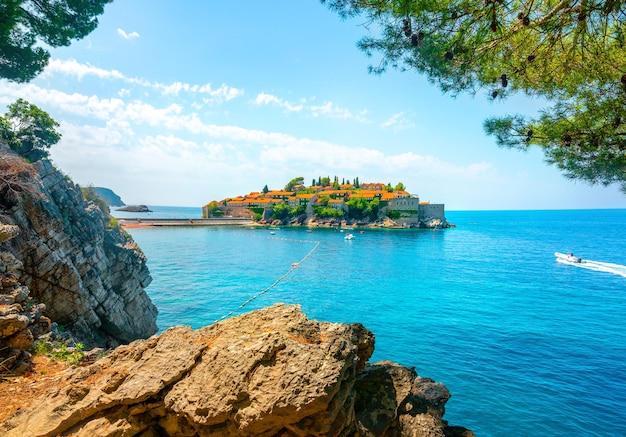 Praia perto da ilha de Sveti Stefan