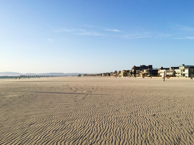 Praia por cidade contra o céu durante o dia ensolarado