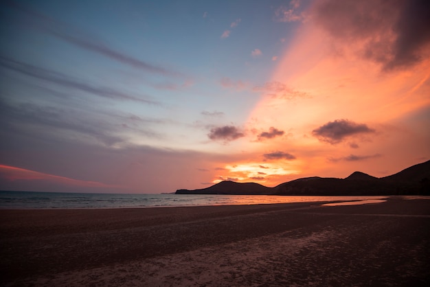 Praia, pôr do sol, silueta, ilhas, bonito, areia praia, ligado, a, tropicais, mar, verão, coloridos, laranja azul, céu