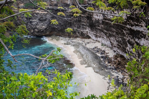 Praia quebrada na ilha de Nusa Penida, Bali, Indonésia