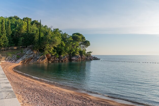 Foto praia real pitoresca na costa do adriático.