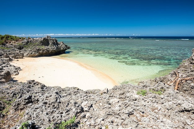 Praia remota na ilha de Hatoma, Yaeyama, Okinawa, Japão.