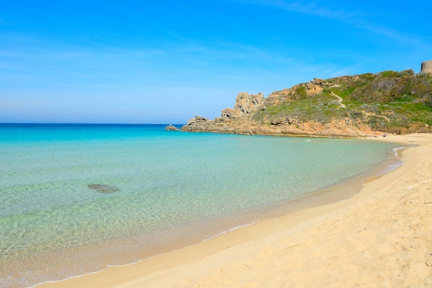 Praia Rena Bianca em um dia claro na Sardenha