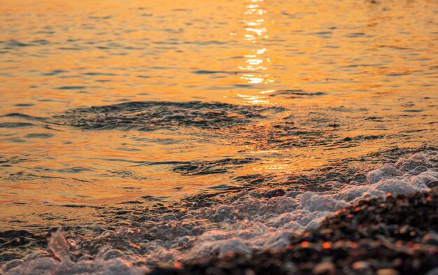 praia rochosa ao pôr do sol lindas cores nas rochas