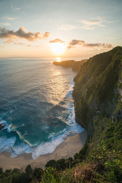 Praia rochosa ao pôr do sol