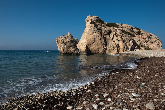 Foto praia rochosa de afrodites petra tou romiou chipre