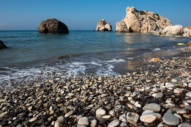 Foto praia rochosa de afrodites petra tou romiou chipre