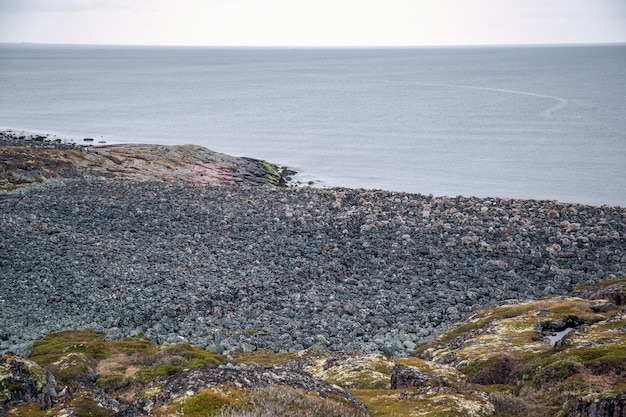 Praia rochosa do Mar de Barents