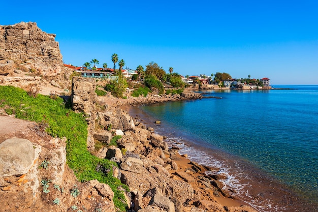 Praia rochosa na cidade de Side Turquia