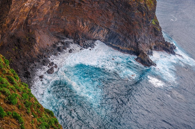 Praia rochosa nas Ilhas Canárias de Tenerife